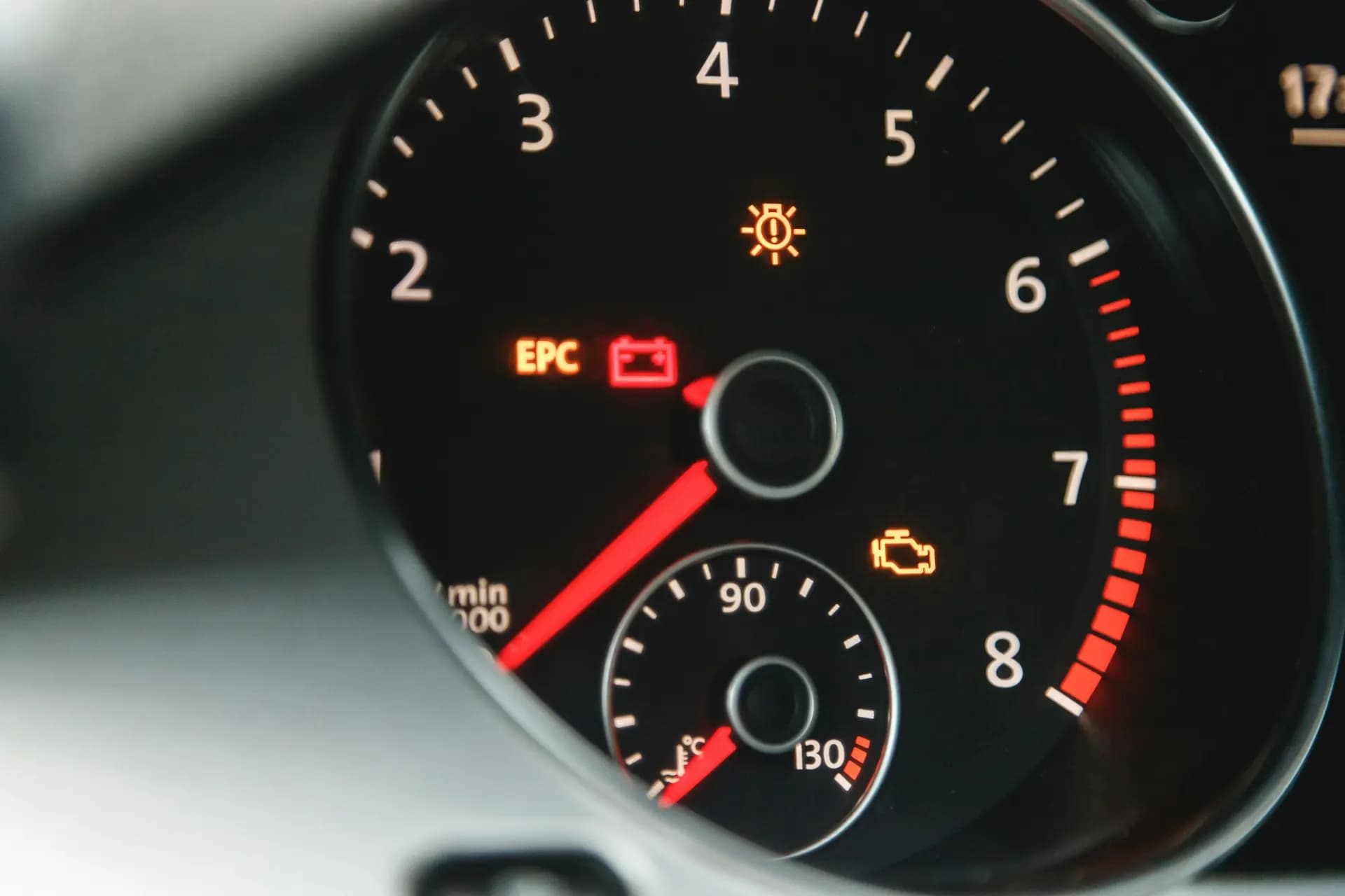 Kombiinstrument mit Drehzahlmesser, auf dem die orange Motorkontrollleuchte, eine Batterie-Warnleuchte und die EPC-Leuchte leuchten